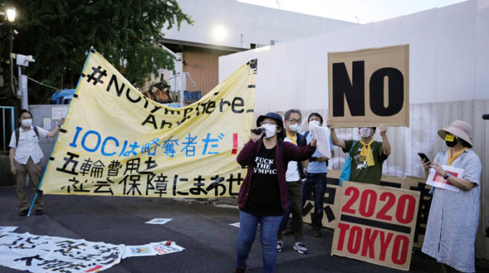 Personas protestan contra los Juegos Olímpicos de Tokio en Tokio, Japón, el 16 de julio de 2021. Foto: EFE