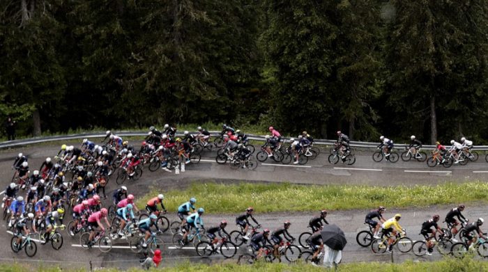 El pelotón de ciclistas durante la etapa 9 del Tour de Francia. Foto: EFE