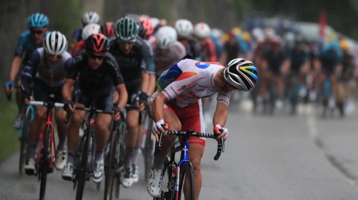 Los ciclistas en acción en la etapa 8 del Tour de Francia, el 3 de julio del 2021. Foto: EFE