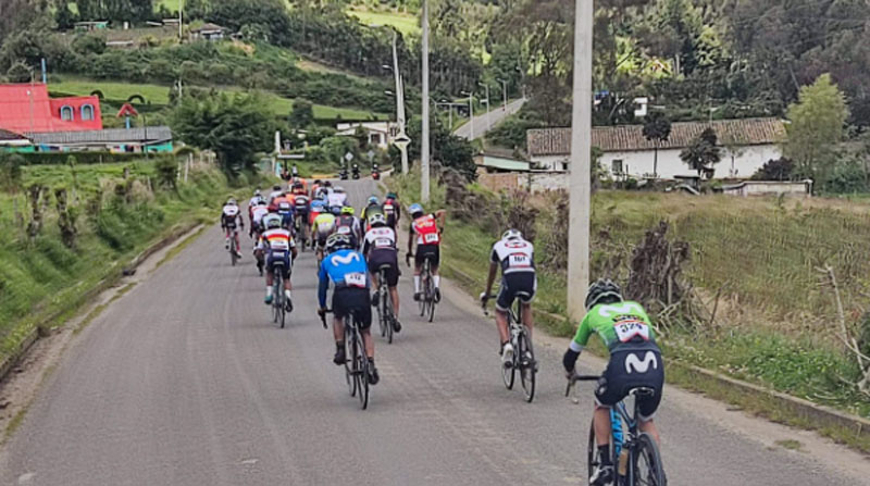 Un grupo de ciclistas durante la segunda etapa de la clásica en Tulcán. Foto: cortesía comité organizador