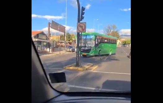 Bus interparroquial se sube a un parterre. Foto: Captura