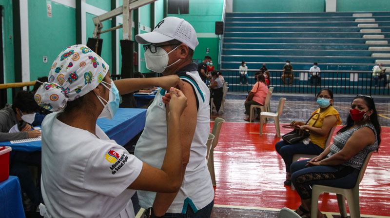 En la semana del 5 hasta el 11 de julio del 2021 se vacunará a las personas según la edad, en un día específico de la semana. Foto: Enrique Pesantes/ EL COMERCIO