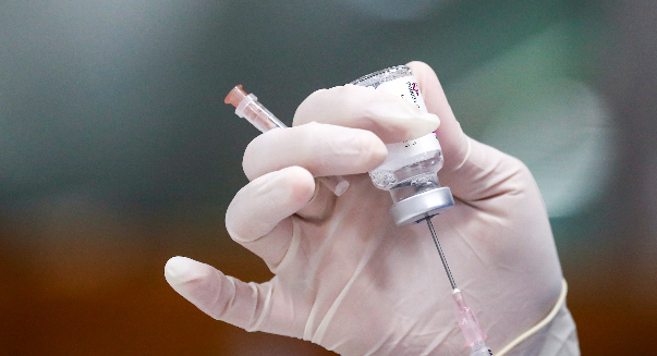 Imagen referencial. Los CDC rescatan que quienes ya han sido vacunados y se contagian enfrentan una enfermedad más leve a diferencia de quienes no están inmunizados. Foto: EFE