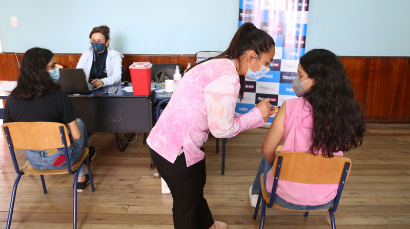 Los adolescentes y personas de 40 años reciben la vacuna contra el covid-19 en Ecuador. Foto: Diego Pallero/ EL COMERCIO