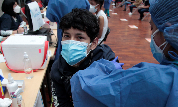 El Ministerio de Educación dijo que tiene el objetivo de llegar a 606 000 jóvenes vacunados a escala nacional. Foto: Patricio Terán / EL COMERCIO