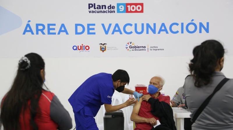 En el Centro de Convenciones Metropolitano de Quito, el proceso de inoculación comenzó a las 08:00 de este 4 de julio del 2021. Foto: Diego Pallero / EL COMERCIO