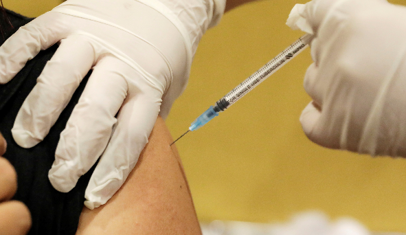 Imagen referencial. Los datos obtenidos confirman la efectividad esperada de las vacunas y "la alta efectividad de los estudios clínicos". Foto: EFE