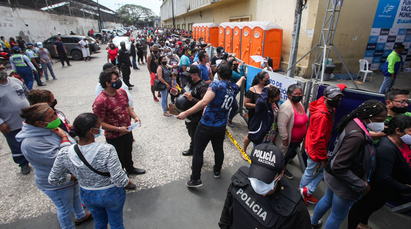 Las personas acudieron a vacunarse masivamente a Guayaquil, este 17 de julio del 2021. Foto: Enrique Pesantes/ EL COMERCIO
