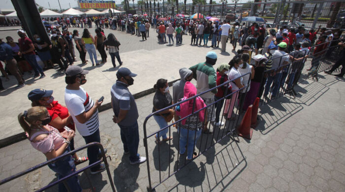 Los ciudadanos refirieron que llegaron a recibir la dosis por el ofrecimiento de kits de alimentos por parte del Municipio de Guayaquil. Foto: Enrique Pesantes/ EL COMERCIO