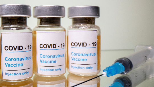 La combinación de marcas de las vacunas contra el covid-19 debe basarse en información de las agencias de salud pública. Foto: REUTERS
