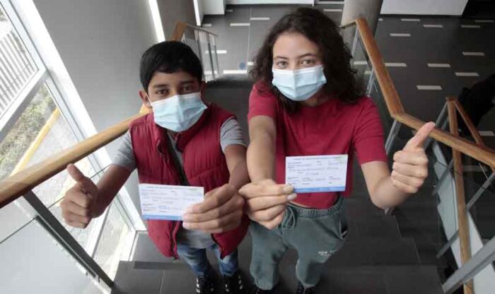 Juan Manuel y Ana Paula Betancourt, de 12 y 16 años, recibieron las dosis, el viernes. Foto: Patricio Terán / EL COMERCIO
