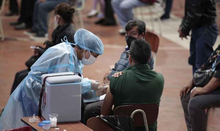 Imagen del proceso de vacunacion contra el covid-19 el colegio Paulo Sexto, en el sur Quito. Foto: Patricio Terán / EL COMERCIO