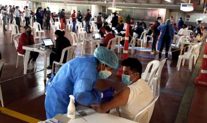 Los trabajadores de Corporación Favorita fueron vacunados por personal de la Cruz Roja Ecuatoriana. Foto: Diego Pallero / EL COMERCIO