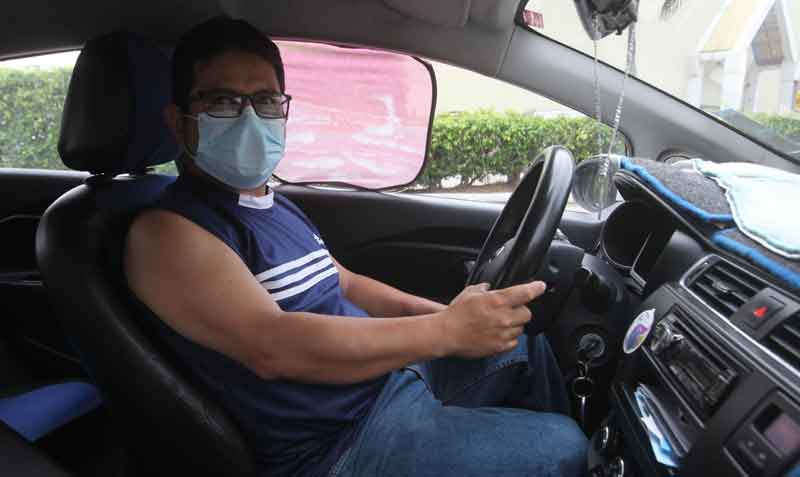 Óscar Mosquera, paciente trasplantado, fue vacunado. Es taxista y superó al virus. Foto: Enrique Pesantes / EL COMERCIO