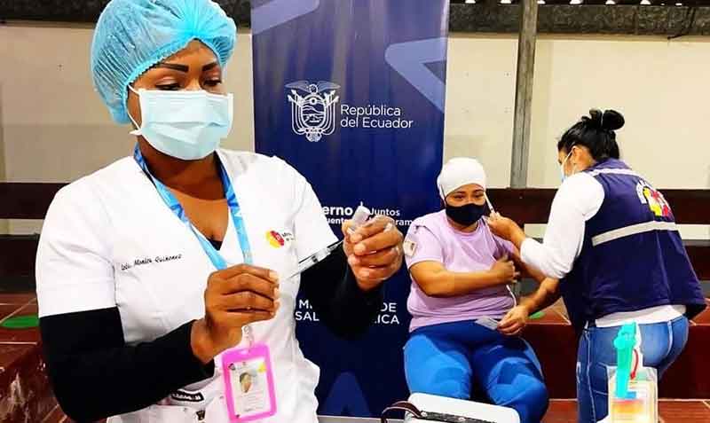 En los centros de vacunación de Quinindé se aplican a diario entre 400 y 1 200 dosis. Foto: cortesía Coordinación Zonal 1 de Salud