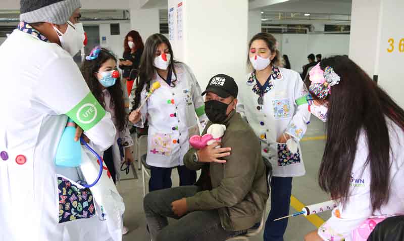 La agrupación Happy Clown, integrada por estudiantes de la UTE, amenizó la jornada de inmunización. Foto: Diego Pallero / EL COMERCIO
