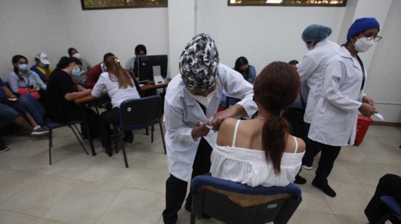 Decenas de personas acudieron a la Universidad de Guayaquil, en el norte de la ciudad, para completar el esquema de inmunización. En la zona 8 (Guayaquil, Durán y Samborondón) hay más de 80 centros de vacunación.