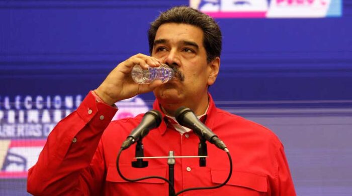 El presidente de Venezuela, Nicolás Maduro, bebe agua durante una reunión con los medios. Foto: REUTERS