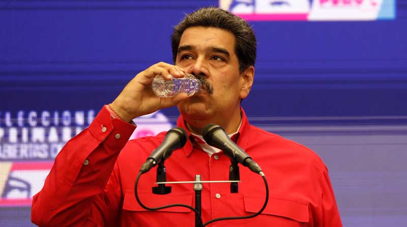 El presidente de Venezuela, Nicolás Maduro, bebe agua durante una reunión con los medios. Foto: REUTERS