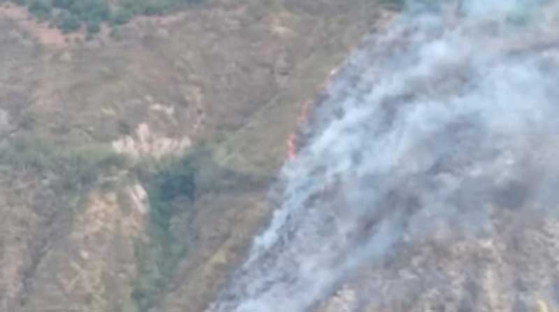 En la parroquia Cahuasquí, en el cantón Urcuquí, se produjo un incendio forestal el 3 de agosto último. Foto: Bomberos de Urcuquí