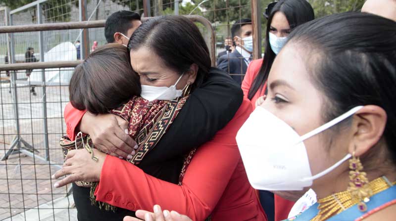 La presidenta de la Asamblea, Guadalupe Llori, abraza a Isabel Vargas, representante de la UNE. Foto: Patricio Terán / EL COMERCIO