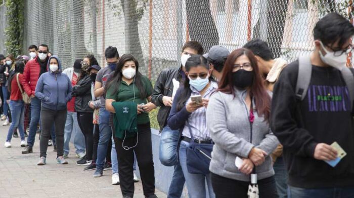 Largas filas se registaron en la vacunacion debido a la falta de dosis de la vacuna Sinovac en el Colegio Benalcazar, en Quito, el jueves 12 de agosto del 2021. Foto: Diego Pallero / EL COMERCIO
