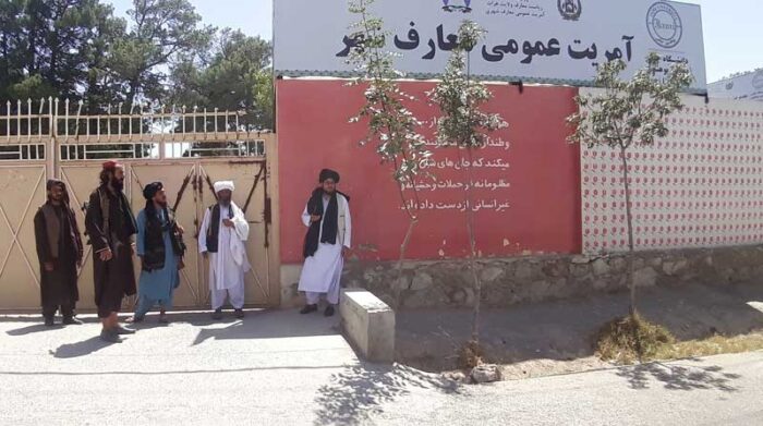 Militantes talibanes se reúnen alrededor de la oficina de un gobierno provincial después de tomar el control de Herat, Afganistán, el 13 de agosto de 2021. Foto: EFE