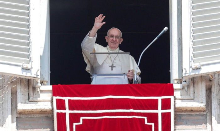 El Papa Francisco recita la oración del Ángelus desde la ventana de su estudio con vistas a la Plaza de San Pedro, este domingo 15 de agosto del 2021. Foto: EFE