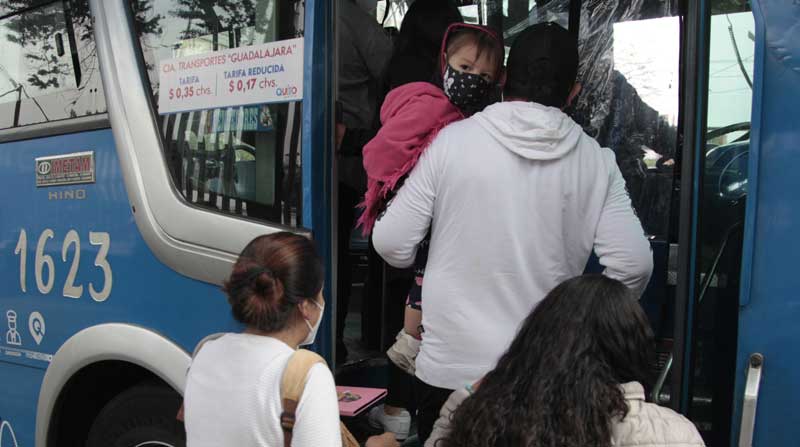 En la 12 de Octubrey Veintimilla,usuarios abordan un bus cuyo pasaje cuesta USD 0,35. Foto: Galo Paguay / EL COMERCIO