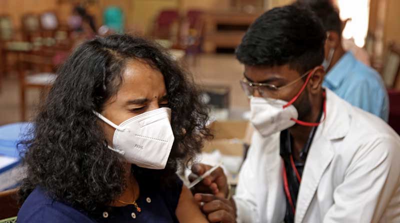 Una mujer recibe una inyección de la vacuna contra covid -19 durante una campaña de vacunación, en Bangalore, India. Foto: EFE