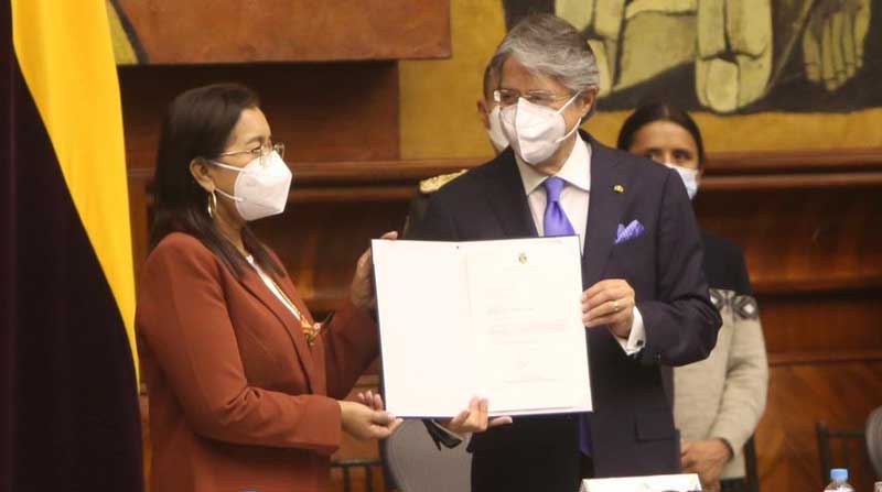 El presidente Lasso entregó el proyecto a Guadalupe Llori (PK), titular de la Asamblea. Foto: Vicente Costales / EL COMERCIO