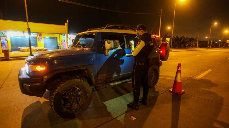 Un punto de control policial, a la salida de Machala a la altura de la ‘Y’ de El Cambio. Foto: Enrique Pesantes / EL COMERCIO