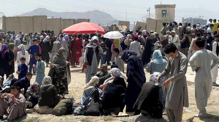 Personas esperan en los exteriores del Aeropuerto Internacional de Hamid Karzai, Kabul, Afganistán. Foto: REUTERS