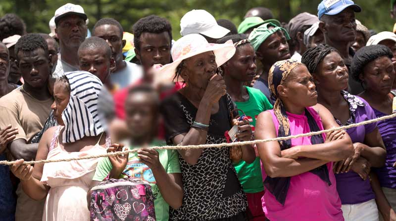 Personas hacen fila para recibir las raciones alimentarias que entrega el Programa Mundial de Alimentos (WFP) de la ONU, en Camp Perrin (Haití). Foto: EFE