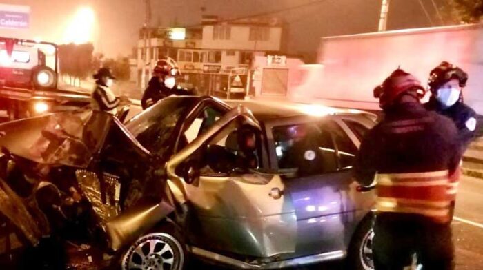 La noche del 14 de agosto, un automóvil se accidentó en la Panamericana Norte, a la altura de la parroquia de Calderón. Foto: Cortesía