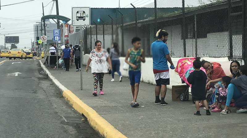 Grupos de personas se ubican en los alrededores de la terminal terrestre de Santo Domingo de los Tsáchilas. Foto: Bolívar Velasco / EL COMERCIO