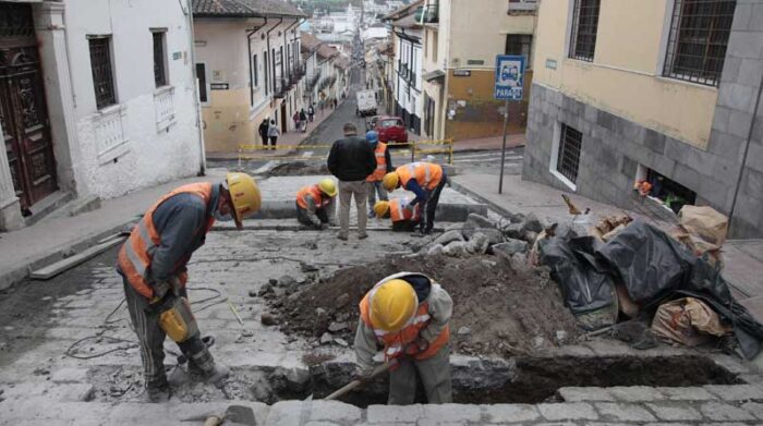 Trabajos de reparación en las calles García Moreno y Galápagos, en Quito. Foto: Galo Paguay / EL COMERCIO