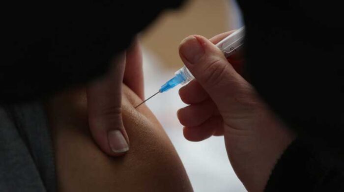 Personas son vacunadas en un centro de vacunación contra el covid-19, en Santiago (Chile). Foto: EFE