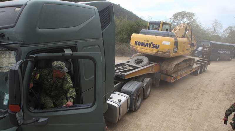 El miércoles de esta semana, un grupo de militares custodió la llegada de más maquinaria para los trabajos relacionados con la instalación del radar en el cerro de Montecristi. Foto: Enrique Pesantes / EL COMERCIO