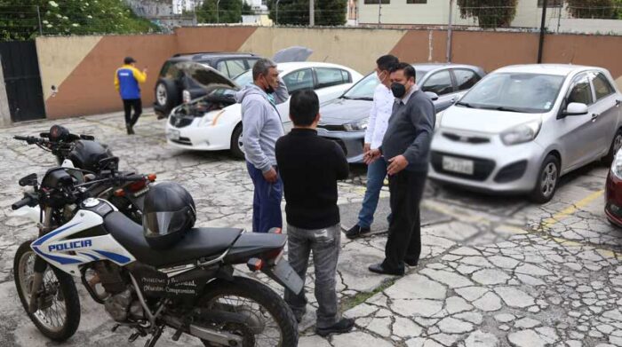 Tres delincuentes desvalijaron tres automóviles, que estaban dentro de un conjunto privado, en Chillogallo. Foto: Diego Pallero / EL COMERCIO