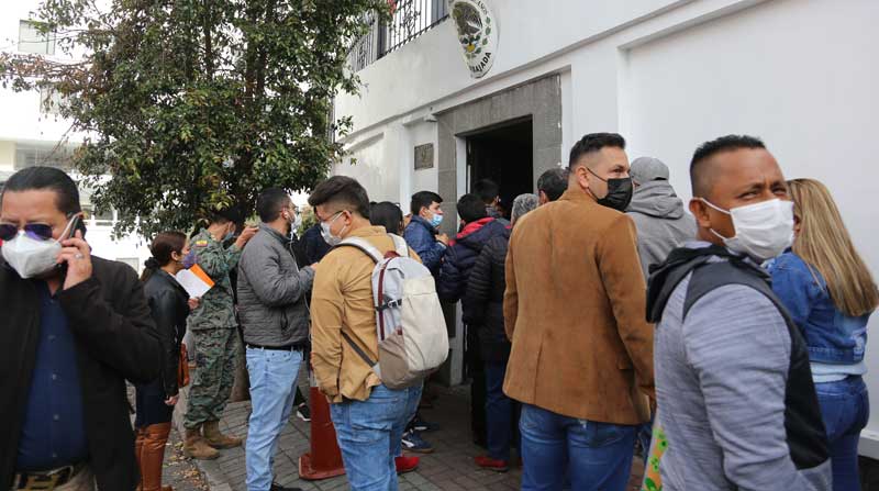 La semana pasada, en la Embajada de México hubo una fuerte presencia de usuarios. Foto: Archivo / EL COMERCIO