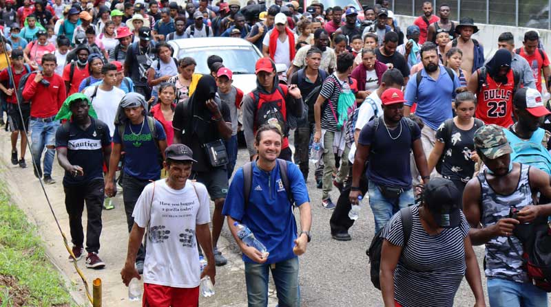 Migrantes centroamericanos caminan por una autopista del municipio de Tapachula, en el estado de Chiapas (México). Foto: EFE