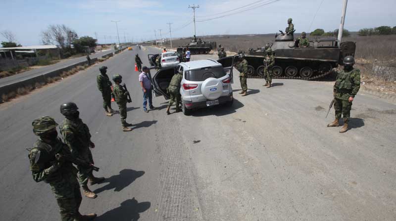 Militares en carros y vehículos blindados reforzaron la seguridad en zonas cercanas a Montecristi. Foto: Archivo / EL COMERCIO