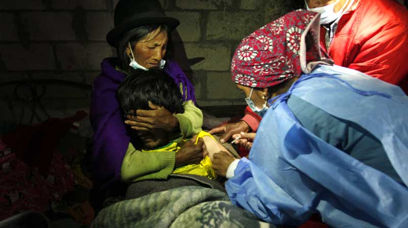 María Quishpe sostiene a su hijo Alfredo, para que sea vacunado por las enfermeras. Fotos: Glenda Giacometti / EL COMERCIO