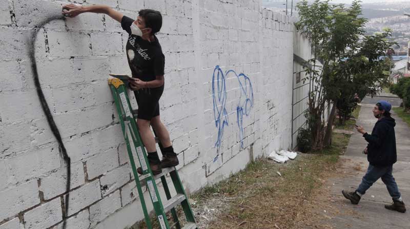 Daniela Jiménez, artista urbana y moradora de Ponceano, creó uno de los murales laterales de las escalinatas. Foto: Patricio Terán / EL COMERCIO