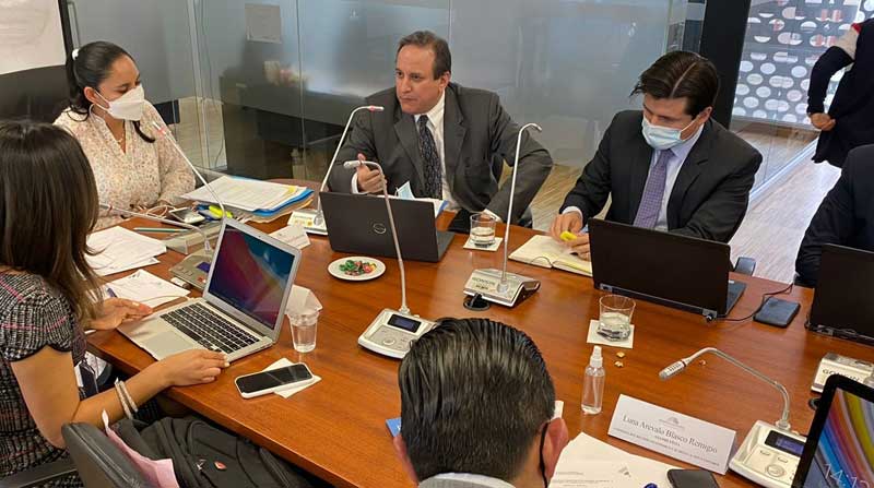 El ministro de Economía y Finanzas, Simón Cueva, explica la proforma presupuestaria. Foto: Cortesía: Ministerio de Finanzas