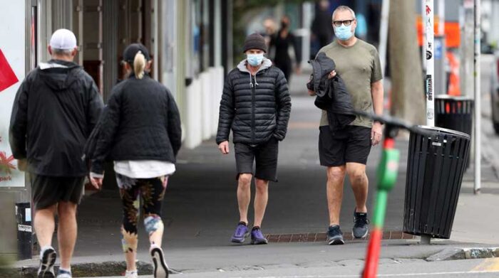 Personas con mascarilla en Auckland, Nueva Zelanda. Foto: REUTERS