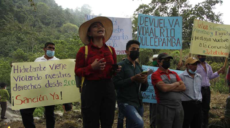 Los habitantes de San Pablo de Amalí, cantón Chillanes, marcharon para pedir una investigación sobre el daño al río. Foto: Glenda Giacometti / EL COMERCIO