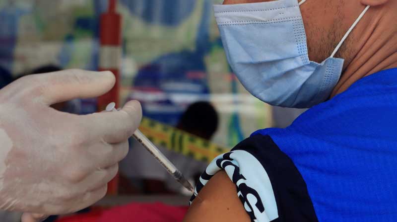 Imagen referencial. Un hombre recibe una dosis de la vacuna contra el covid-19. Foto: EFE