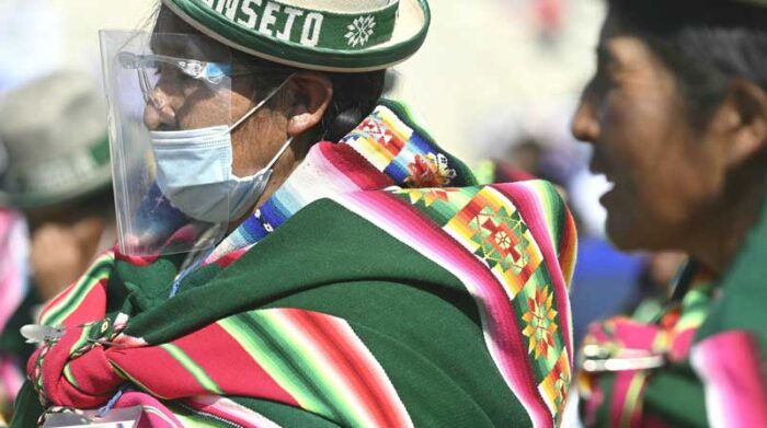 Indígenas del occidente boliviano en el estadio de San Julián (Bolivia). Foto: EFE